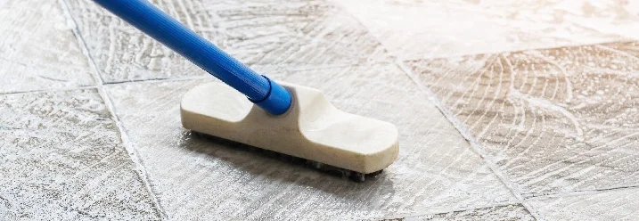 Fugenbürste und Seifenlauge auf Fliesen